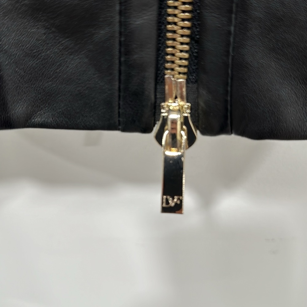 Gorgeous designer leather jacket, gold hardware, chic style, excellent condition - Picture 4 of 10